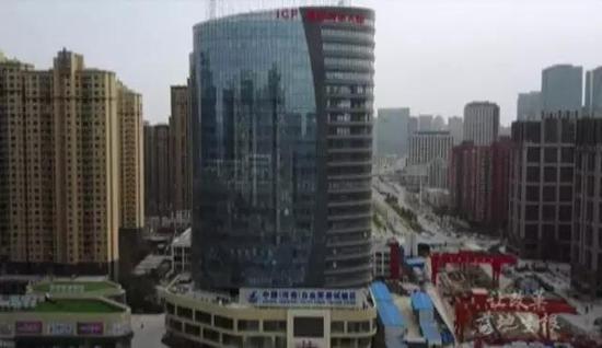 2017年8月1日,在河南自贸试验区郑州片区综合服务中心,河南省首批“三十五证合一”营业执照发放。