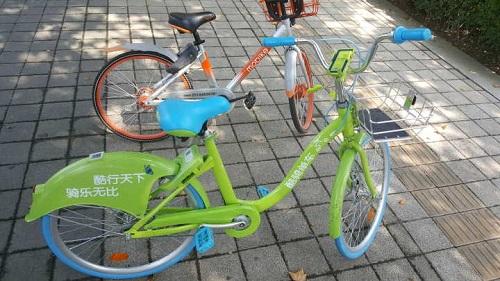 边骑边给手机充电 加强版共享单车来郑州了!