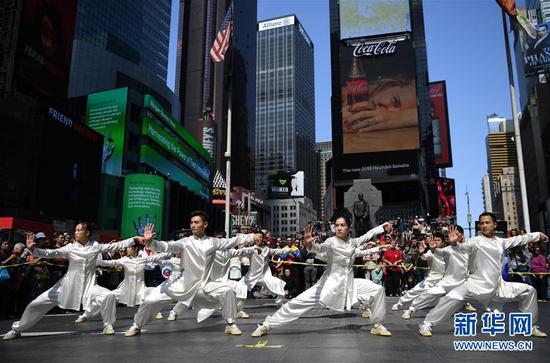 ↑9月10日,在美国纽约时报广场,中国武术运动员表演“中华太极拳”。新华社记者李睿摄