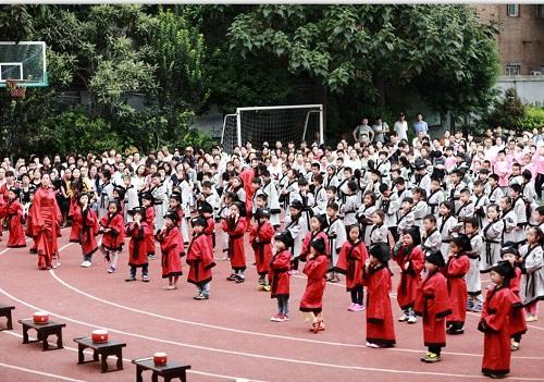 该校教师施维娜告诉记者,她觉得这种形式不仅对孩子是一种弘扬传统文化的教育,也让孩子知道尊师重道。