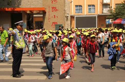 郑州:4万顶醒目小黄帽守护小学生平安路