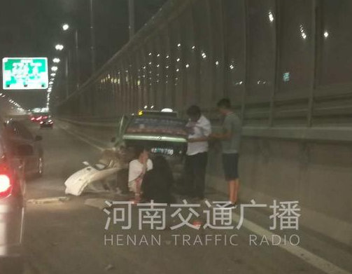 有一名女孩疑似受到惊吓,瘫坐在地上大哭不止。