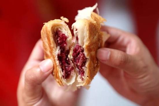市场里的月饼品牌和品种也可谓十分丰富。