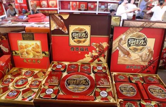 此外,河南商报记者对比发现,同一个品牌的同一款礼盒装月饼,在批发类市场里的销售价格要远远低于商超。