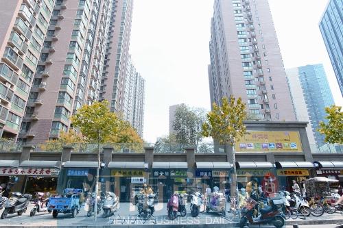 在社区周围,风格各异的小餐馆等待着顾客的光临