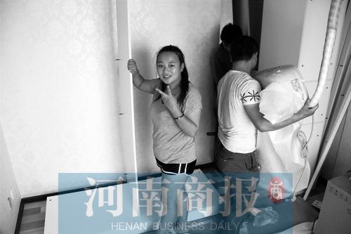 年轻女士分到公租房高兴地比出胜利手势