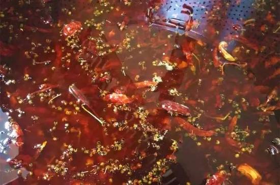 为了在烧鸡中增加一份麻辣的口感,