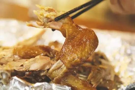 鸡肉软嫩,满满胶原蛋白的鸡皮是食客们的最爱。