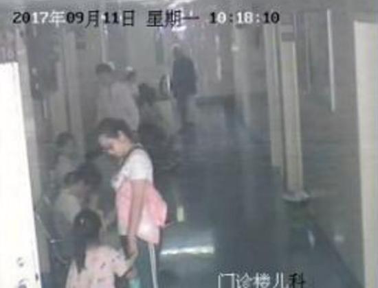 耳鼻喉科的醫務人員立馬行動起來，拿設備的拿設備，取藥的取藥，積極配合醫生搶救孩子……