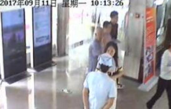 “大夫，大夫，你快……快看看我的孩子咋了……”