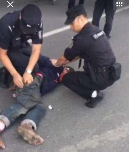 經對該男子進一步搜身，民警未再發現其他管制刀具，隨后將該男子帶離航站樓區域做進一步調查。