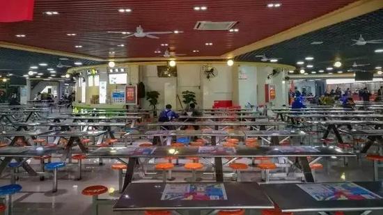 上課期間，老食堂的人很少，看著眼前橙藍相互交錯的食堂專屬板凳，不禁又懷念起學生時代的生活。