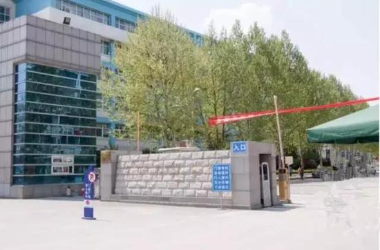 離南三環很近，更重要的是，學校對面就是地鐵口，出行灰常方便，讓人好生羨慕啊！