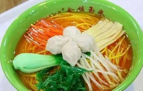 金絲玉米面讓人眼前一亮，黃亮的玉米面口感很清爽，加上胡蘿卜、青菜、豆芽等配料，這樣搭配營養的五谷面當然是健康首選！