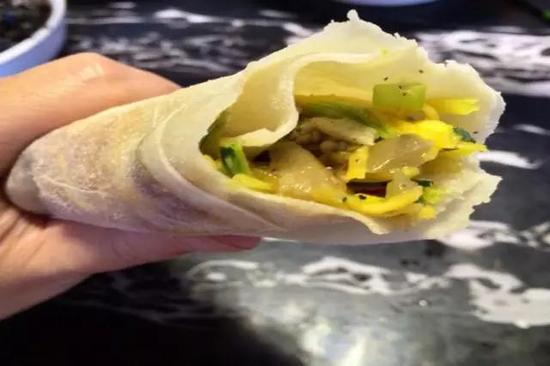 愛吃洛饃卷菜的童鞋請舉手！看見有賣的果斷買了一個，里面的餡兒很特別啊，有南瓜絲兒，味道還是很不錯的。