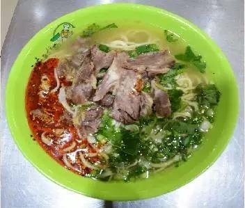 精選羊肉熬制的羊湯為底，配上小師傅花式甩出的拉面，吃一口，唇齒留香，軟糯勁道，又是一個如此實在的老板，看這大把的羊肉！