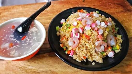 這是五餐廳二樓東南角的一家店——無名桂林米粉，他家還賣有煎餅果子，肉食患者看見這樣的米粉應該很開心，因為老板是如此大方！