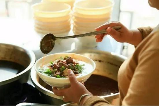 鄭工也是有民族餐廳的，用鄭工學生的話來說就是：“鄭工餐廳哪家強，民族算是王中王”。