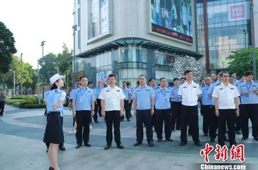 难道,蓝色是我们警察的应援色?