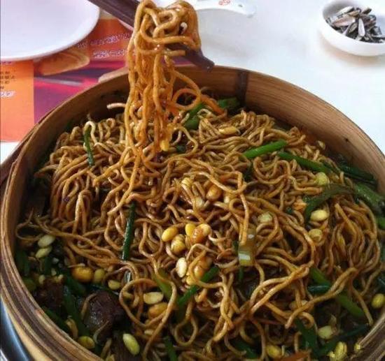 最家常的鹵面也做的精致，豆角軟糯，豆芽爽脆，這種味蕾的碰撞，讓最普通的面條也變得可口了許多。最關鍵的，有肉啊！