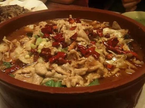 荷園一餐的水煮肉片，滿滿一大碗肉片再加份米才12元，肉質滑嫩不老，辣椒香而不燥，還有豆芽等爽口配菜，麻辣鮮香。