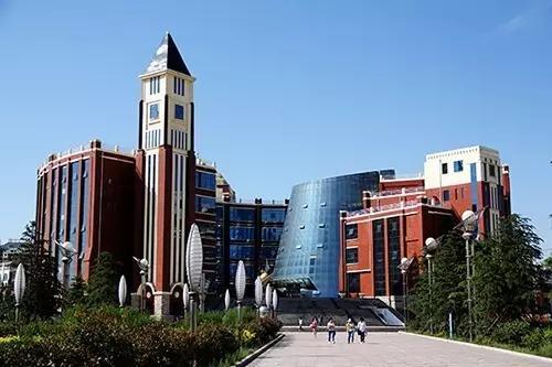 鄭工可以和西亞斯組成一個別人家的學校系列了，美得不像話。建筑也大都是歐式風格。