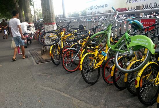 一些急著掃碼用車的市民，面對(duì)亂麻般的場(chǎng)景也是基本“蒙圈”！