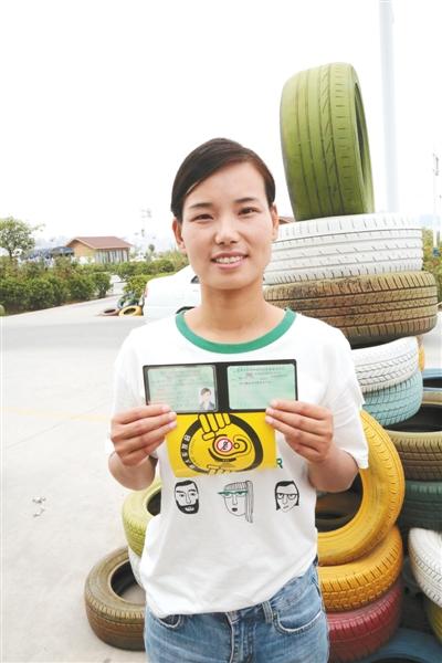 聋人拿驾照她是河南第一人 残障人员可驾车