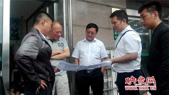 軌道公司征遷部盧書記、交警四大隊隊長現場指導二里崗車站交通疏解工作。