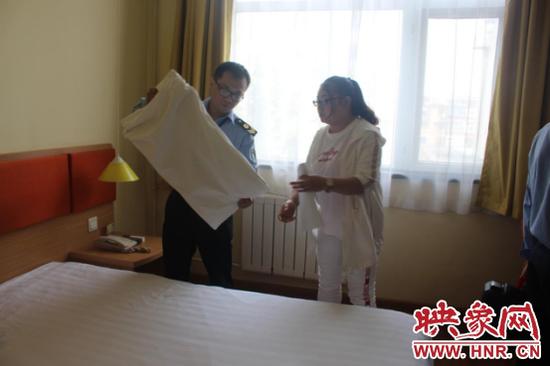 圖：對枕芯枕套進行檢查