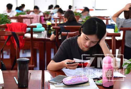 一分鐘自助借還書，獨立小廳供討論、分享