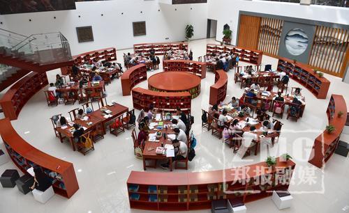 雕花落地長窗，木質(zhì)仿古書案，學習氛圍滿滿