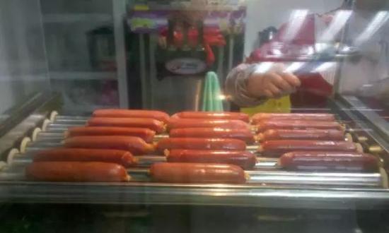 原標題：調查丨很多人喜歡吃的街邊烤腸，到底是什么做的？