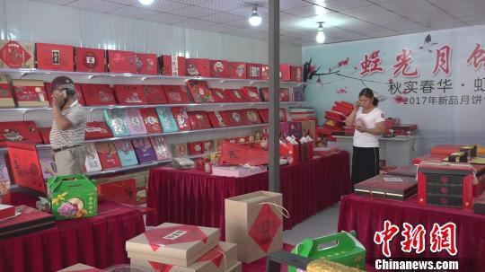 圖為門庭冷清的月餅包裝門店。 李超慶 攝