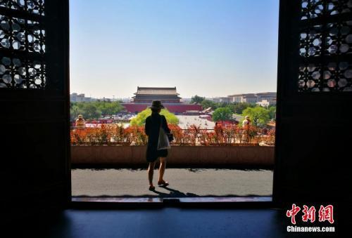 资料图：9月，北京进入秋高气爽时节，图为故宫博物院工作人员在故宫内穿行。中新社记者 杨可佳 摄