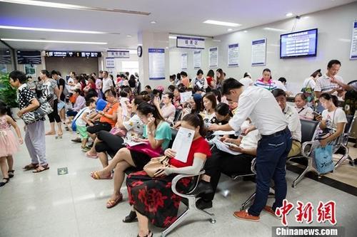 今年暑期南宁出境游现高峰，7月21日南宁市公安局出入境办证大厅人满为患。 刘梦璇 摄