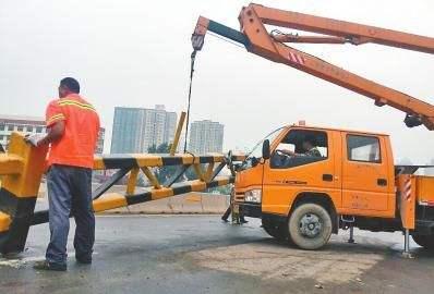 超載、闖禁行、闖紅燈……違法大戶們惹怒交警了，對這些嚴重違法行為的運輸企業進行了頂格處罰，并開出最高15000元的罰單。