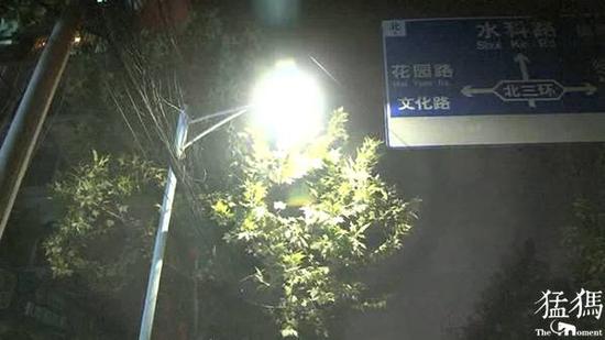 9月27日晚，鄭州市金明路上十多個(gè)路燈忽明忽暗，頻閃不停，不少路人被閃得頭暈眼花。
