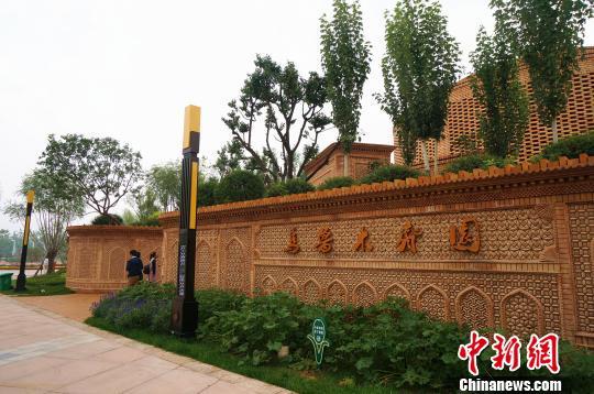 圖為鄭州園博園里的烏魯木齊園。　韓章云 攝