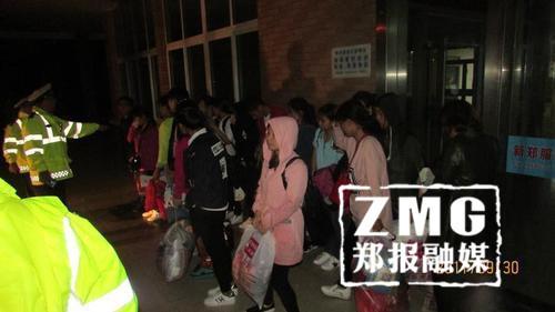 震驚！司機這是拿著一車20人的命在玩命