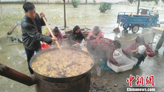 厨师正在熬制大锅饭。王秋兰摄