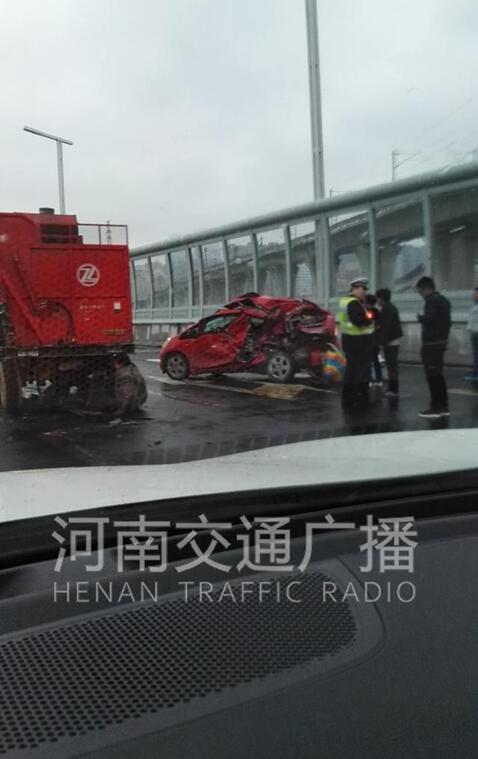 今天（10月9日）早上6點多，車友爆料在鄭州東三環(huán)北向南快到金水路段，發(fā)生農用收割機和私家車追尾事故。