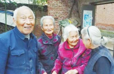 八旬老人(右二)找到亲人