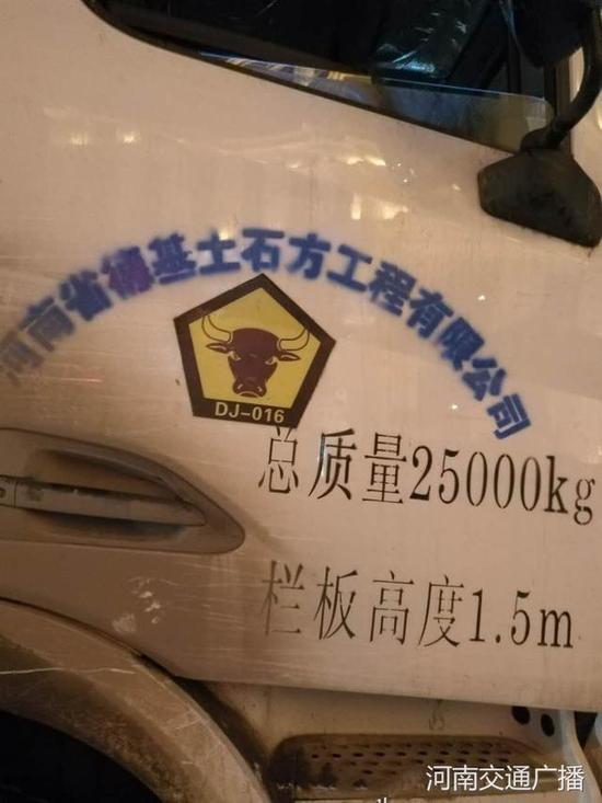 事故发生后,很多路人自发来帮忙,配合120合力把两名人员从车底拉出来,万幸,两人意识清醒,被120送往医院。