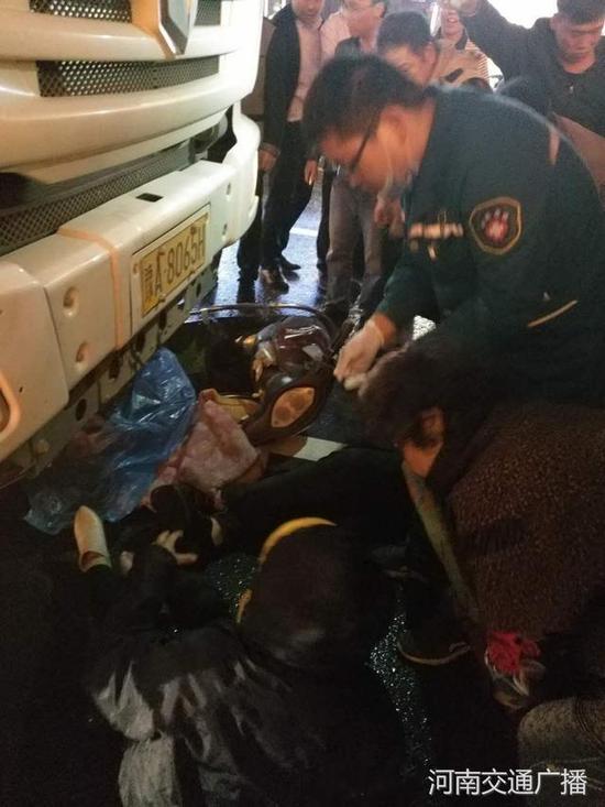 网友说:现场太吓人了,事故过去半个小时,自己的腿还软着,提醒车友们过路口一定要先观察,安全才是回家最近的路。