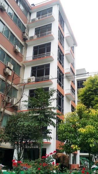 电梯直接入户,还建设了数平米的入户空间。