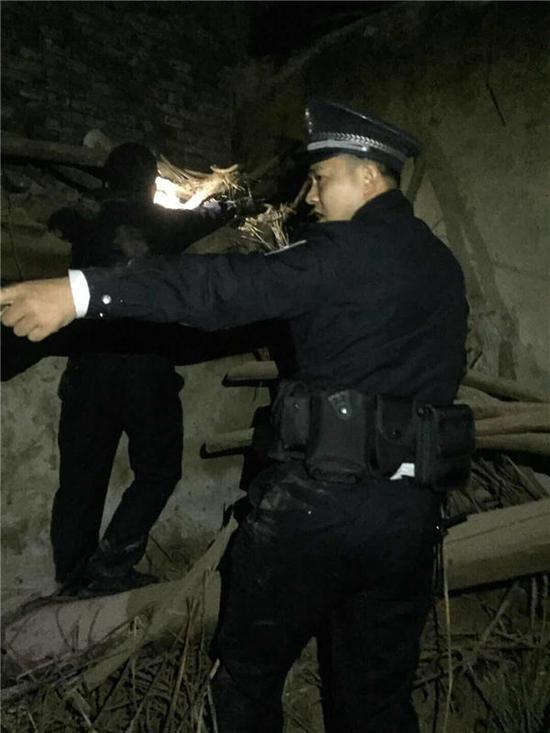 现场:没有任何工具,民警就徒手挖刨救人