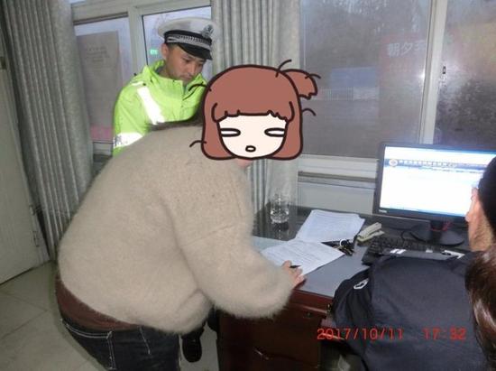 女子无证驾驶未年检车辆 扣分罚款还差点被行