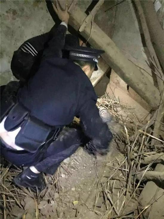 清理完其杂物后,又开始清理压在孟母身上的瓦砾梁柱,没有工具就徒手挖刨,任志远浑身粘满了泥土。