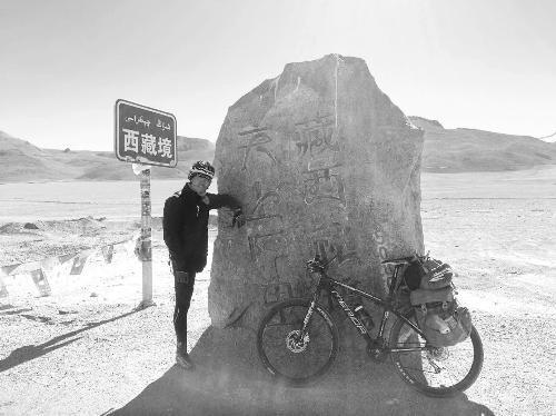 河南独腿小伙骑行新藏线 将假肢寄回家收获爱